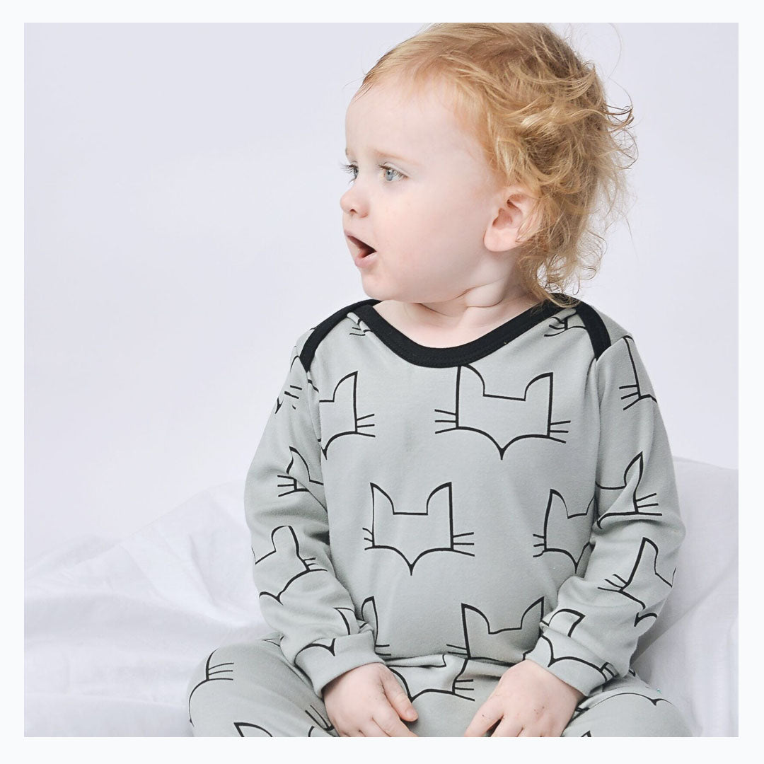 unisex organic baby romper sizes 0 to 18 months in brand logo fox head design