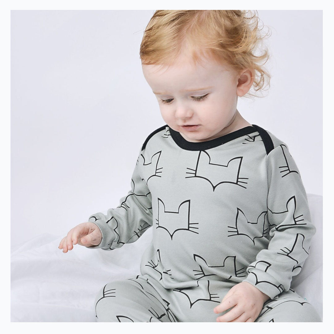 unisex organic baby romper sizes 0 to 18 months in brand logo fox head design