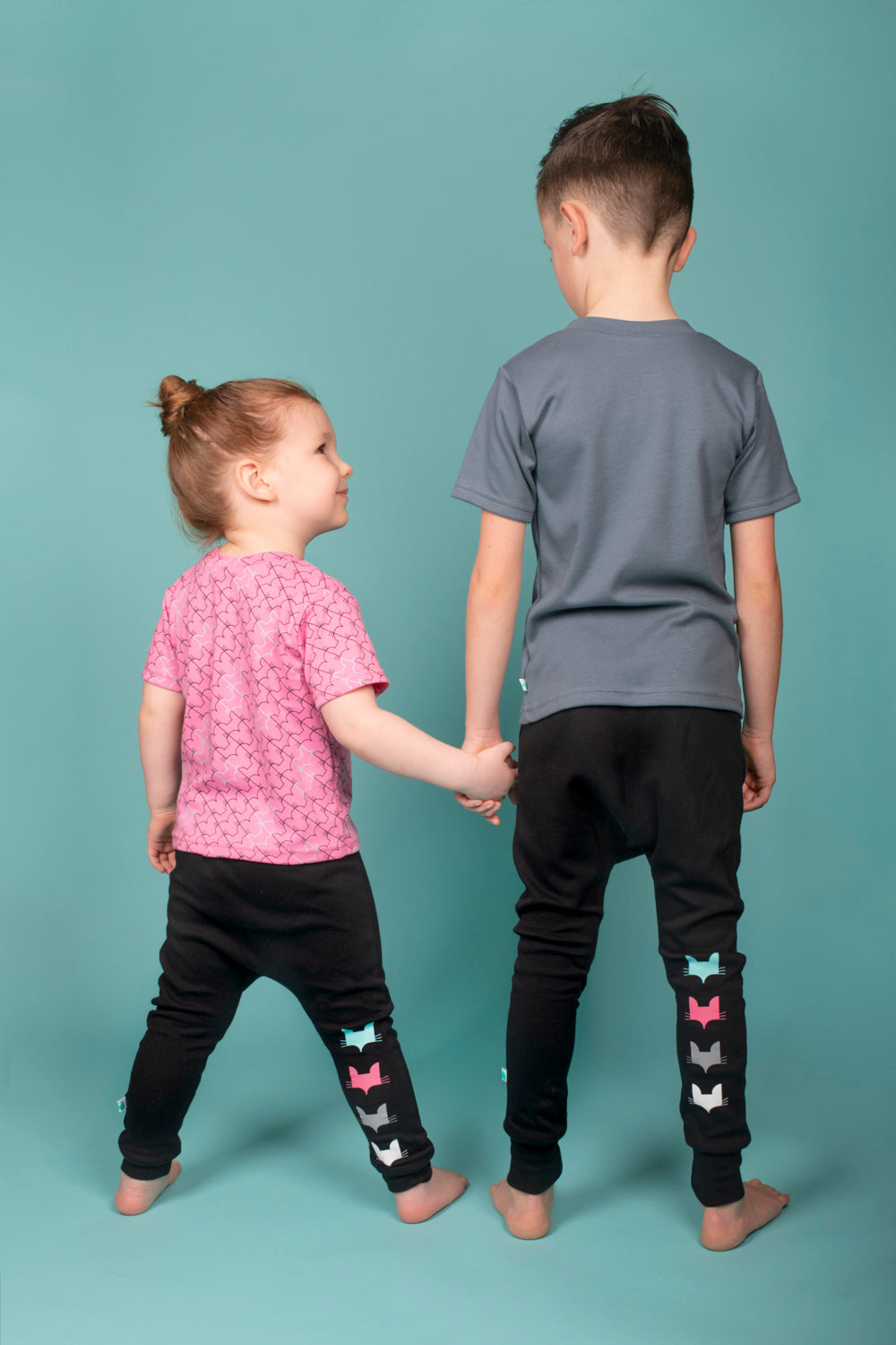 Black, Unisex,vegan organic cotton loose-fitting joggers, with sewn on foxhead badge