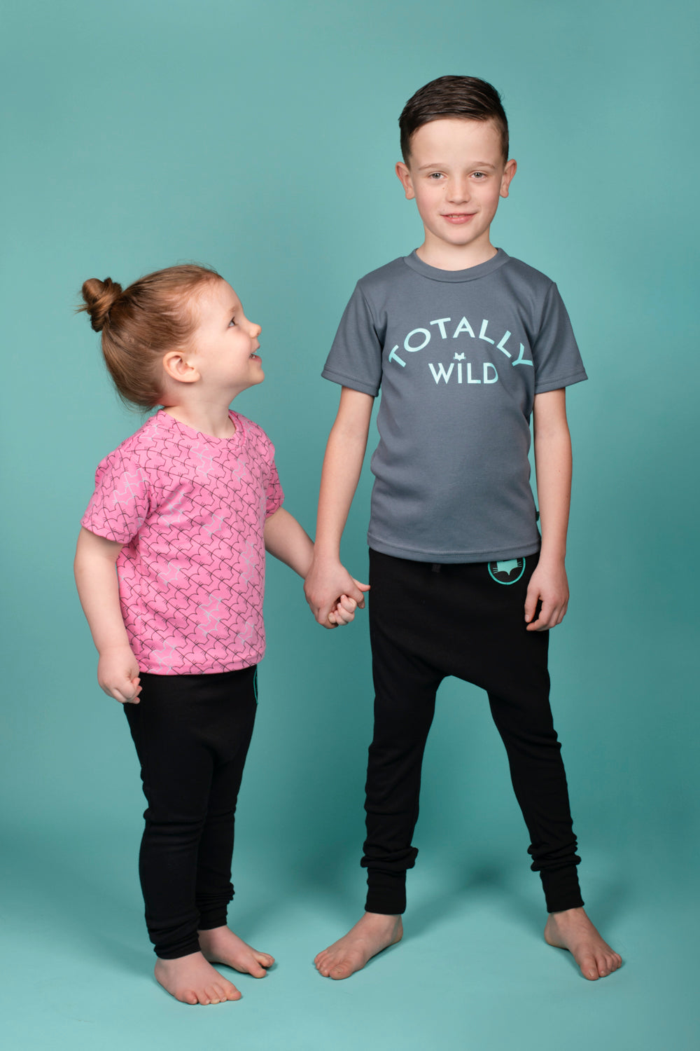 Black, Unisex,vegan organic cotton loose-fitting joggers, with sewn on foxhead badge
